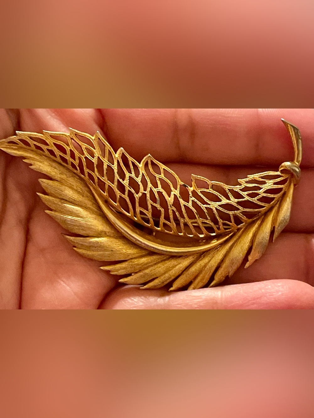 Gold Feather Leaf Brooch - Elegant Women’s Accent